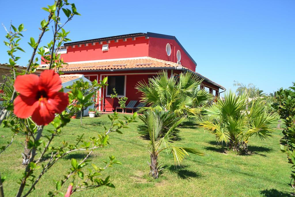 Bed and Breakfast Floripa Surf House à Santa Maria Del Focallo Extérieur photo